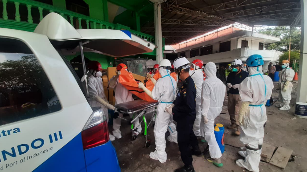 Tim SAR gabungan sedang mengevakuasi korban dari puing-puing reruntuhan Musala Al Khoziny. (Dok. HO/Faktakalbar.id)