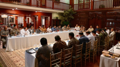 Presiden Prabowo Subianto memberikan arahan saat memimpin rapat terbatas bersama para menteri Kabinet Merah Putih di Istana Kepresidenan. (Dok. Instagram/@sekretariat.kabinet)