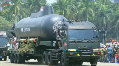 Kapal selam tanpa awak otonom KSOT-008 buatan PT PAL Indonesia dipamerkan dalam perayaan HUT ke-80 TNI di Monas, Jakarta. (Dok. Sekretariat Presiden)