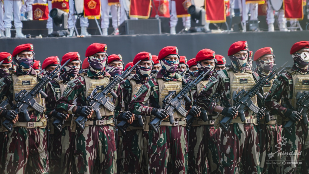 Senapan serbu modular terbaru buatan PT Pindad, SS3-M1, ditampilkan oleh seorang prajurit dalam parade perayaan HUT ke-80 TNI di Monas, Jakarta, Minggu (5/10/2025). Senjata ini dirancang untuk operasi dengan tingkat akurasi tinggi. (Dok. PT PINDAD)