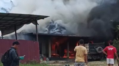 Kobaran api terlihat membumbung tinggi di salah satu lokasi di kawasan Pal 13, Ngabang, Kabupaten Landak, pada Senin (6/10/2025). (Dok. Ist)