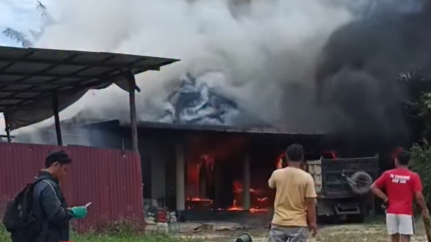 Kobaran api terlihat membumbung tinggi di salah satu lokasi di kawasan Pal 13, Ngabang, Kabupaten Landak, pada Senin (6/10/2025). (Dok. Ist)