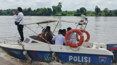 Personel Satreskrim Polres Sekadau saat melakukan patroli menggunakan perahu di aliran Sungai Kapuas untuk mencegah aktivitas PETI. (Dok. Instagram/@sihumaspolressekadau)