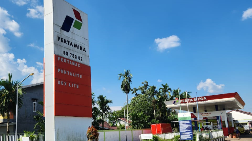 Totem SPBU di Desa Kapur yang tidak mencantumkan tulisan Solar Subsidi. (Dok. Faktakalbar.id)