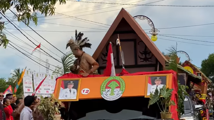 Warga Ketapang berpartisipasi dalam karnaval budaya yang penuh warna, menandai dimulainya Pentas Seni Budaya Dayak (PSBD) 2025 yang bertujuan untuk melestarikan budaya lokal. (Dok. Instagram/@alexanderwilyo.aw)