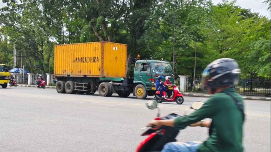 Pemkot Pontianak berencana merevisi Perwa Nomor 48 Tahun 2016 tentang jam operasional angkutan berat. Aturan baru diharapkan mengatasi kemacetan dan melancarkan distribusi logistik di kota. (Dok. HO/Faktakalbar.id)