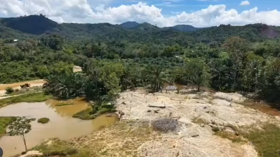 Pemandangan lahan gersang yang merupakan bekas tambang ilegal (PETI) sedang ditinjau oleh Kapolres Bengkayang bersama beberapa jajarannya. (Dok. Instagram/@humasresbengkayang)