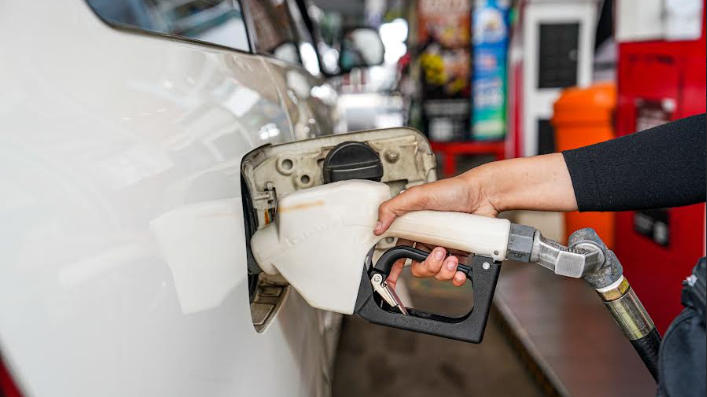 Petugas SPBU Pertamina sedang mengisi BBM jenis Pertalite ke kendaraan pelanggan. (Dok. HO/Faktakalbar.id)