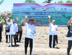 Dukung Asta Cita Presiden, Wabup-Kapolres Kayong Utara Kompak Turun ke Ladang