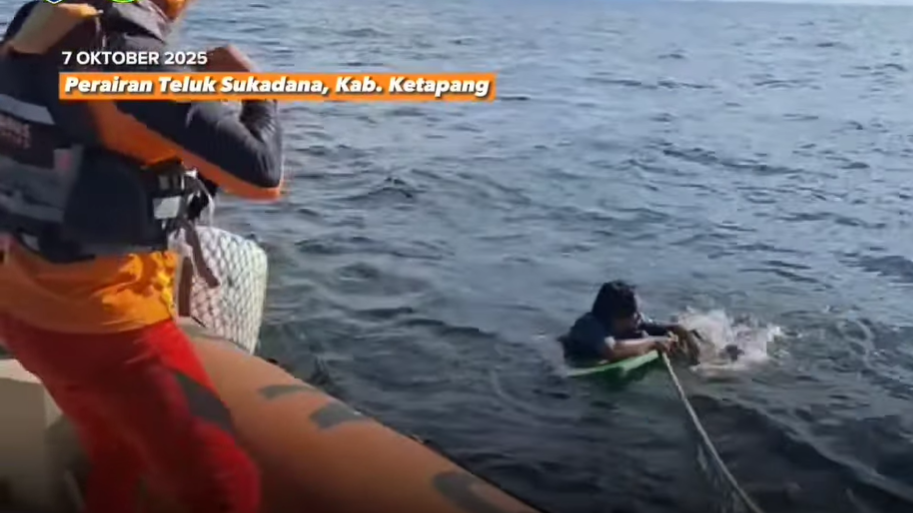 Tim SAR gabungan mengevakuasi tiga nelayan yang perahunya tenggelam di Perairan Teluk Sukadana, Ketapang, Kalimantan Barat. (Dok. Instagram/@kantorsar_pontianak)