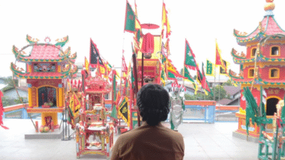 Wali Kota Singkawang, Tjhai Chui Mie, didampingi tokoh masyarakat, saat memotong pita tanda diresmikannya Klenteng Nyian Sai Miau di Singkawang. (Dok. Instagram/@prokopimsingkawang)
