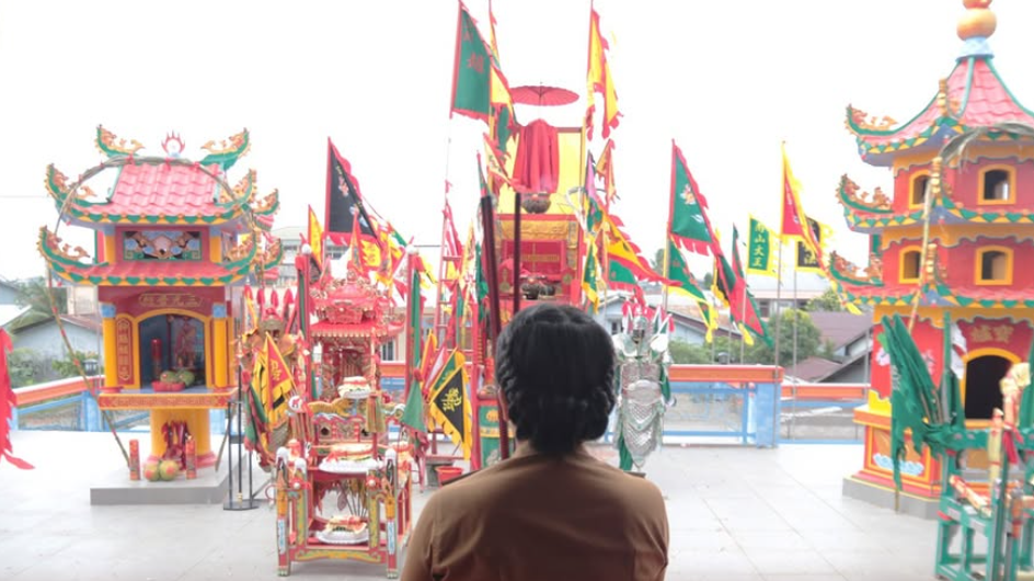 Wali Kota Singkawang, Tjhai Chui Mie, didampingi tokoh masyarakat, saat memotong pita tanda diresmikannya Klenteng Nyian Sai Miau di Singkawang. (Dok. Instagram/@prokopimsingkawang)