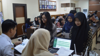 Pemandangan saat mahasiswa luar daerah antre untuk mengurus pendaftaran penduduk nonpermanen dalam program Jemput Permen yang digelar Disdukcapil Kota Pontianak di kampus Universitas Tanjungpura. (Dok. HO/Faktakalbar.id)