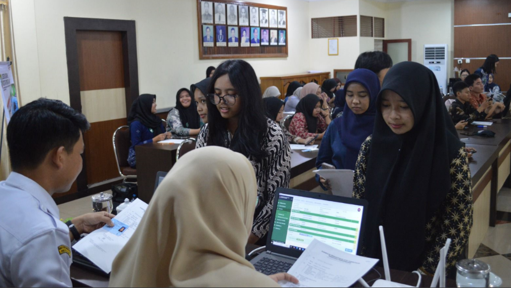 Pemandangan saat mahasiswa luar daerah antre untuk mengurus pendaftaran penduduk nonpermanen dalam program Jemput Permen yang digelar Disdukcapil Kota Pontianak di kampus Universitas Tanjungpura. (Dok. HO/Faktakalbar.id)