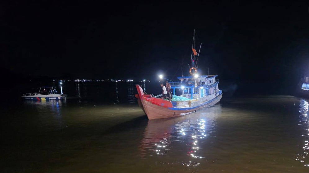 Tim SAR dan petugas gabungan bersiap melakukan pencarian tiga pelajar yang terseret arus di perairan Pantai Anjir, Ketapang. (Dok. Ist)