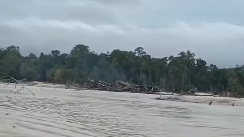 Potret sungai di Suhaid yang tercemar, terlihat alat berat atau aktivitas penambangan emas ilegal (PETI) yang sedang berlangsung. (Dok. Ist)