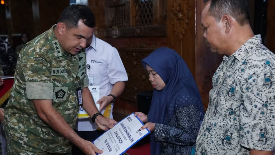 Irjen Kemhan dan Dirut ASABRI serahkan santunan kepada ahli waris prajurit TNI. (Dok. Kemhan RI)