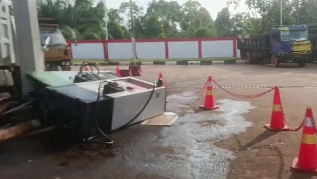 Truk menabrak mesin pengisian di SPBU Lintang Batang. (Dok. Faktakalbar.id)