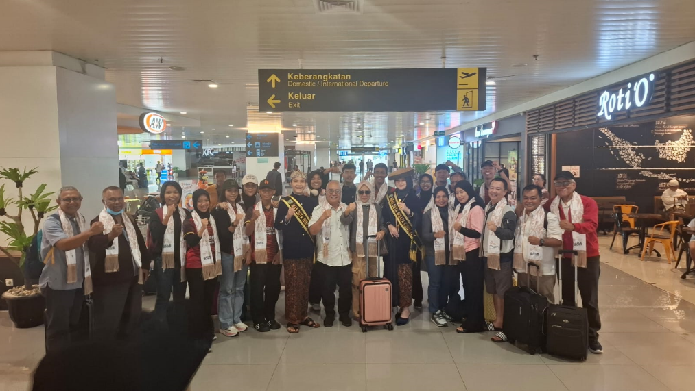 Rombongan atlet dan ofisial dari Kontingen PON Bela Diri Kalimantan Barat, termasuk dari cabor Taekwondo dan Judo, disambut panitia penyelenggara setelah tiba di Bandara A. Yani, Semarang, dalam persiapan untuk mengikuti PON Bela Diri II Tahun 2025 di Kudus. (Dok. HO/Faktakalbar.id)