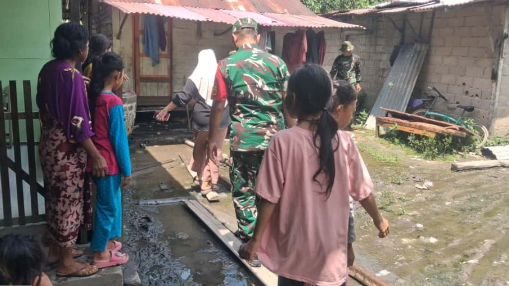 Komandan Satuan Tugas (Dansatgas) TMMD ke-126 Kodim 1207/Pontianak saat meninjau langsung salah satu rumah warga yang menjadi target program rehabilitasi Rumah Tidak Layak Huni (RTLH) di Desa Pal IX, Kecamatan Sungai Kakap. (Dok. HO/Faktakalbar.id)