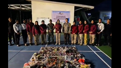 Kepala Lapas Perempuan Kelas IIA Pontianak, Endang Margiati (tengah), secara simbolis memimpin pemusnahan barang sitaan berupa ponsel, senjata tajam, dan barang terlarang lainnya di halaman lapas, Sabtu (11/10/2025). (Dok. HO/Faktakalbar.id)