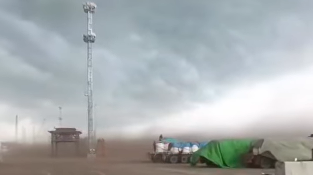 Kondisi Pelabuhan Kijing Mempawah yang diterjang badai angin kencang pada Minggu sore. (Dok. Ist)