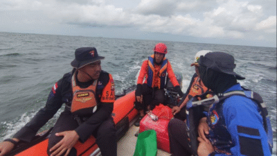 Sejumlah personel dari Tim SAR Gabungan menggunakan perahu karet menyisir area lepas pantai Anjir, Desa Kendawangan Kiri, dalam upaya pencarian hari kelima, Senin (13/10/2025). (Dok. Facebook/M Karyadi Damkar)