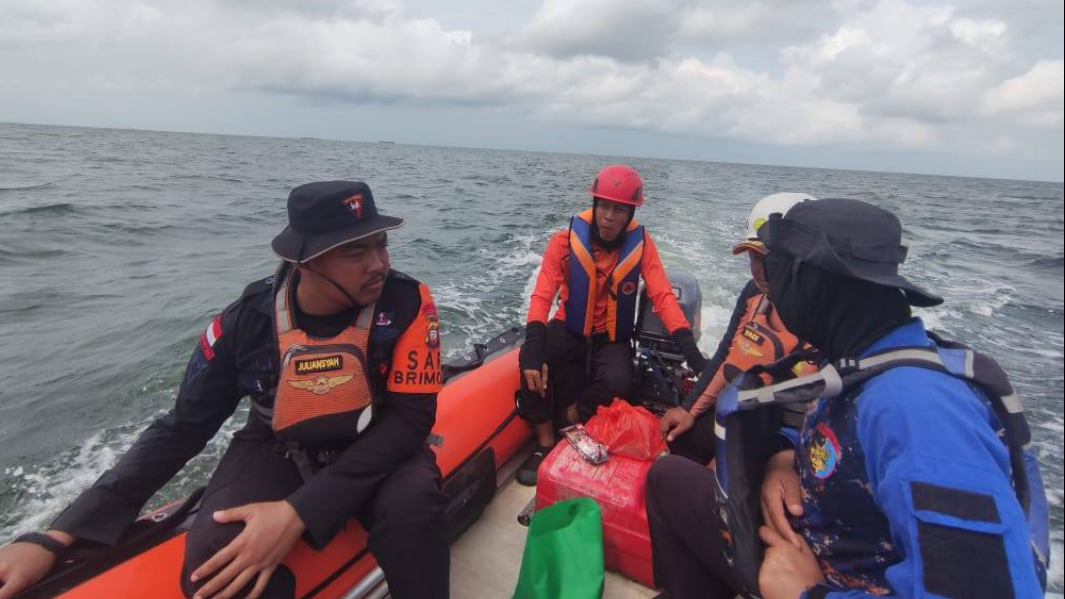 Sejumlah personel dari Tim SAR Gabungan menggunakan perahu karet menyisir area lepas pantai Anjir, Desa Kendawangan Kiri, dalam upaya pencarian hari kelima, Senin (13/10/2025). (Dok. Facebook/M Karyadi Damkar)