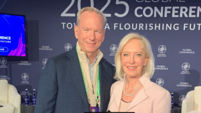 Mantan CEO Google, Eric Schmidt (kiri), saat berbicara mengenai potensi bahaya teknologi kecerdasan buatan (AI). (Dok. Instagram/@ericschmidt212)