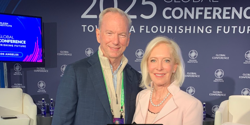 Mantan CEO Google, Eric Schmidt (kiri), saat berbicara mengenai potensi bahaya teknologi kecerdasan buatan (AI). (Dok. Instagram/@ericschmidt212)