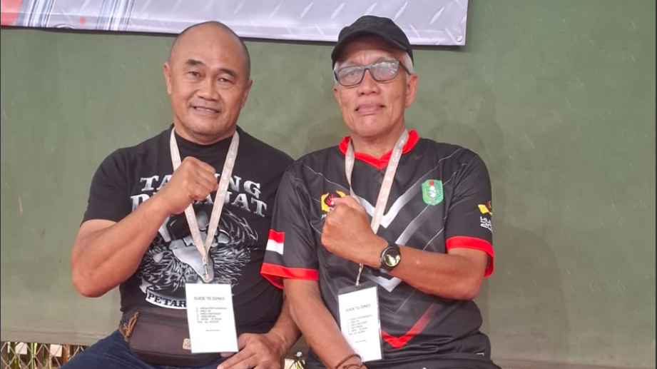 Wakil Ketua KONI Kalbar,Mei Purwowidodo bersama Pelatih Tarung Derajat Kalbar,Dedi Indarto di GOR Kaliputu,Kudus. (Dok. HO/Faktakalbar.id)