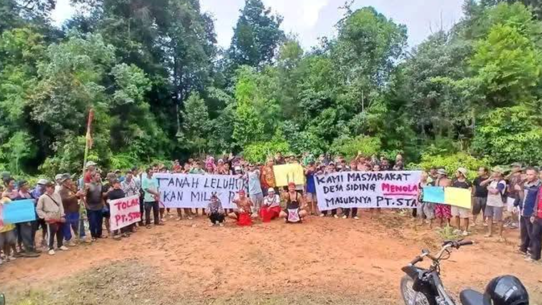 Ratusan warga Kecamatan Siding, Bengkayang, menggelar aksi penolakan terhadap tambang PT STAR di Gunung Ngoyan. (Dok. ISt)