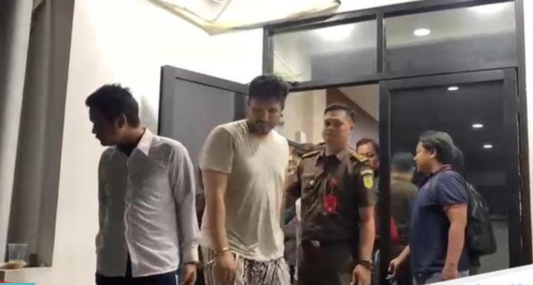 Ammar Zoni saat berada di kejaksaan. Ia batal dipindahkan ke Lapas Nusakambangan karena harus menjalani proses hukum untuk kasus narkoba terbarunya di dalam lapas. (Dok. Ist)