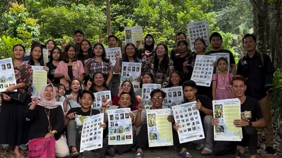 Suasana kegiatan penyuluhan konservasi yang digelar BKSDA Kalbar Seksi KSDA Wilayah II Sintang bersama OMK Paroki Santo Martinus Kelam di Wisata Rohani Goa Maria Gunung Kelam. (Dok. Instagram/@bksda_kalbar)