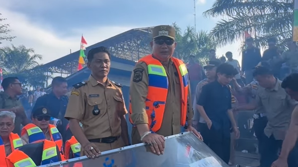 Bupati Ketapang Alexander Wilyo bersama Bupati Sukamara H. Masduki saat meninjau progres pembangunan jalan akses Jambi-Sukaramai yang menghubungkan Kalimantan Barat dan Kalimantan Tengah. (Dok. Instagram/@ferrybbm99)