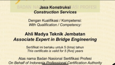Contoh dokumen sertifikat keahlian kerja (SKK) dengan stempel dan tanda tangan, merepresentasikan formalitas tender proyek konstruksi. (Dok. Faktakalbar.id)