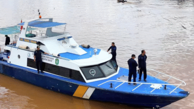 Tim dari Dinas Kelautan dan Perikanan Kalimantan Barat sedang melakukan inspeksi di salah satu keramba jaring apung milik pembudidaya ikan di perairan pesisir Bengkayang. (Dok. Instagram/@dkp.prov.kalbar)
