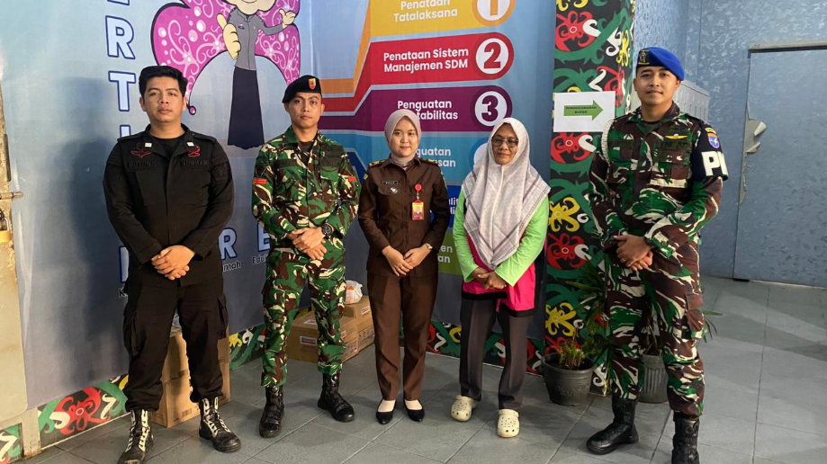 Proses pelimpahan tahap II tujuh tersangka kasus korupsi pengembangan Bandara Rahadi Oesman Ketapang di Kantor Kejaksaan Tinggi Kalimantan Barat. (Dok. HO/Faktakalbar.id)