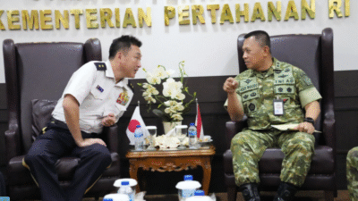 Dirjen Strahan Kemhan Agus Widodo menyambut kunjungan kehormatan Deputy Director General Defence Plans and Policy Department (J-5) Japan Joint Staff, Mayor Jenderal Ito Yuichiro, di Jakarta, Selasa (14/10). (Dok. Instagram/@kemhanri)