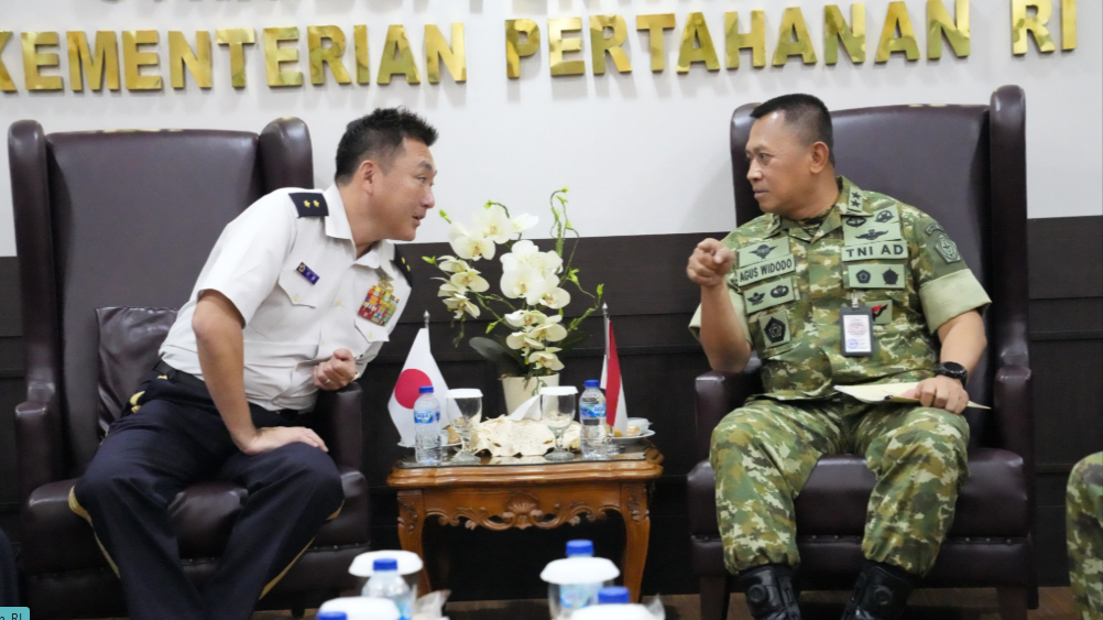 Dirjen Strahan Kemhan Agus Widodo menyambut kunjungan kehormatan Deputy Director General Defence Plans and Policy Department (J-5) Japan Joint Staff, Mayor Jenderal Ito Yuichiro, di Jakarta, Selasa (14/10). (Dok. Instagram/@kemhanri)