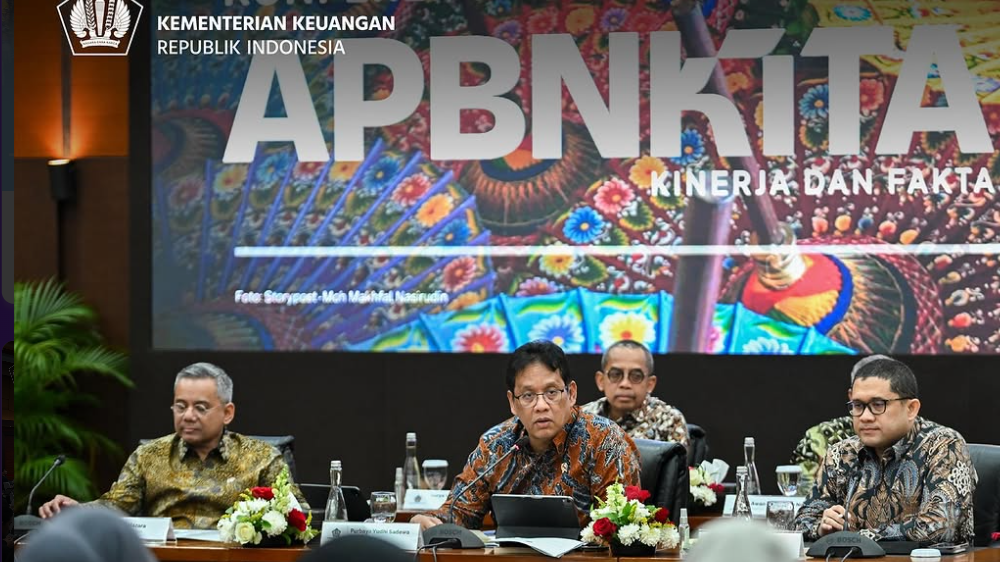 Menteri Keuangan Purbaya Yudhi Sadewa tersenyum saat memaparkan kinerja APBN dalam konferensi pers. (Dok. Instagram/@kemenkeuri)