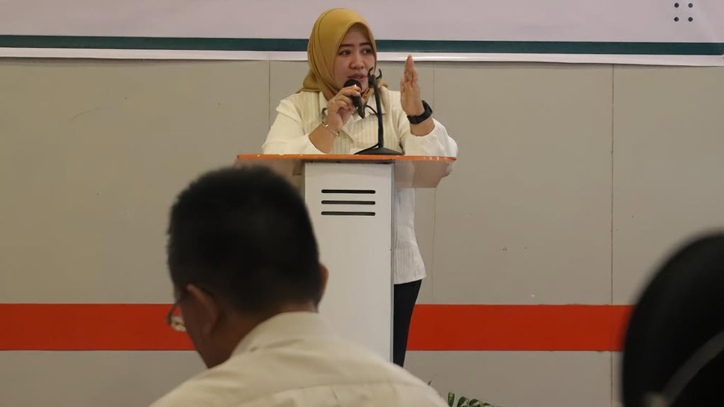 Kepala Dinas Kesehatan Kalbar Erna Yulianti memberikan sambutan dalam Workshop Survei BeSD di Pontianak. (Dok. Instagram/@dinkes.kalbarprov)