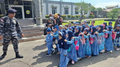 Suasana ceria saat 38 murid PAUD Al Hafidz Pontianak mengunjungi KRI Siribua dan KAL Lemukutan di Dermaga Satrol Kodaeral XII untuk mengenal lebih dekat kehidupan prajurit TNI AL. (Dok. Instagram/@kodaeral)