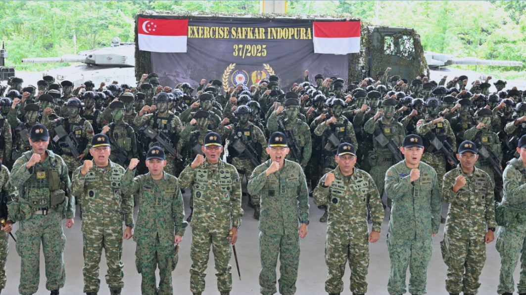 Pangkostrad Letjen TNI Mohammad Fadjar dan Commander 3rd Singapore Division Kolonel Chong Shi Hao secara resmi menutup Latihan Bersama Safkar Indopura ke-37 di Singapura, yang bertujuan memperkuat hubungan pertahanan Indonesia dan Singapura. (Dok. mindef.gov.sg)