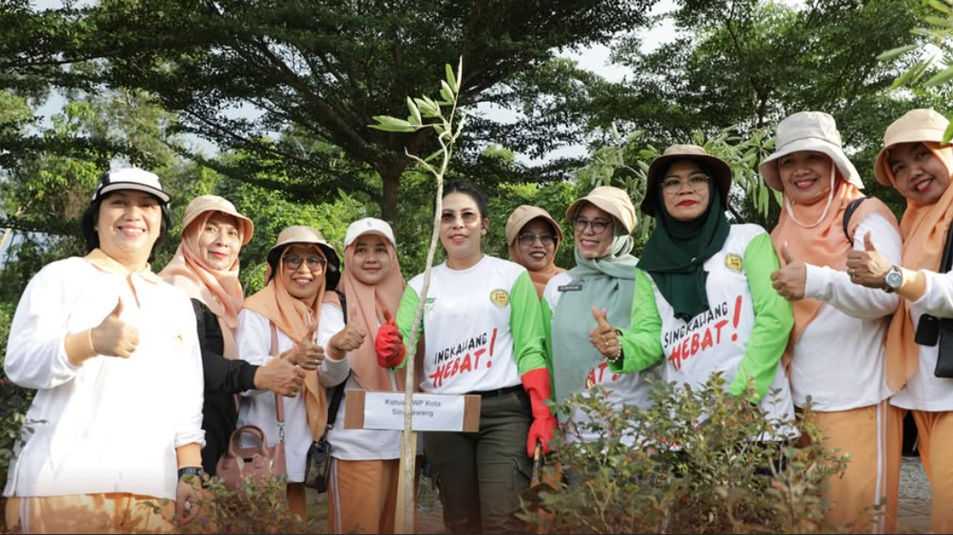 Wali Kota Tjhai Chui Mie bersama Wakil Wali Kota Muhammadin memimpin aksi Penanaman Pohon Serentak dalam rangka HUT ke-24 Kota Singkawang yang melibatkan berbagai elemen masyarakat, Senin (13/10). (Dok. Instagram/@prokopimsingkawang)