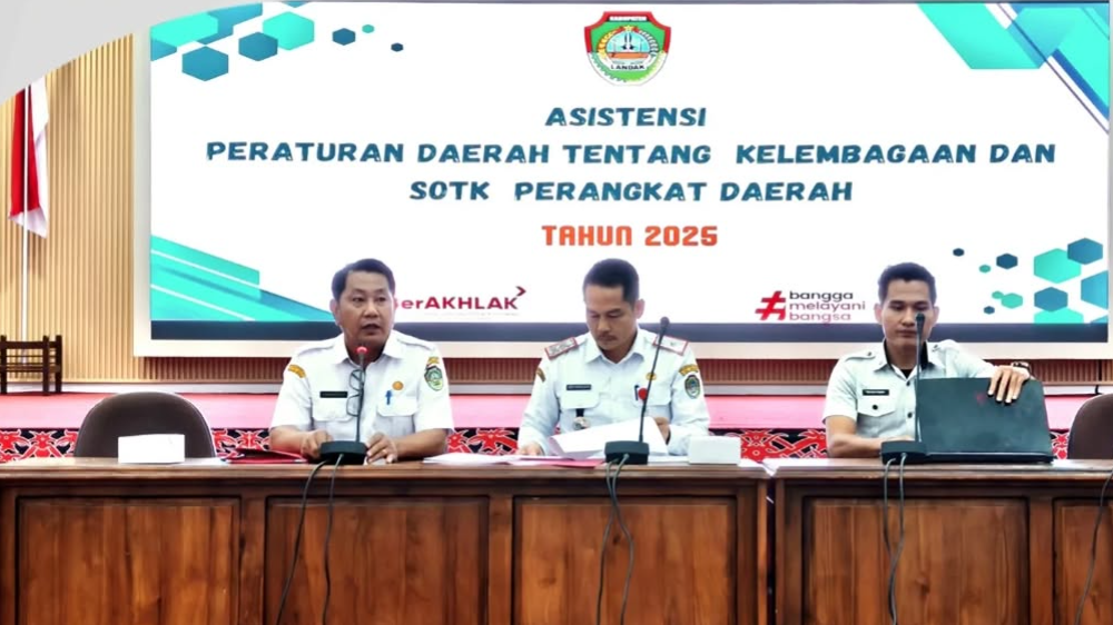 Sekretaris Daerah Kabupaten Landak, Heri Adiwijaya, secara resmi membuka kegiatan Asistensi Kelembagaan dan SOTK Perangkat Daerah Tahun 2025 di Aula Besar Kantor Bupati Landak, Rabu (15/10). (Dok. Instagram/@diskominfo_landak)
