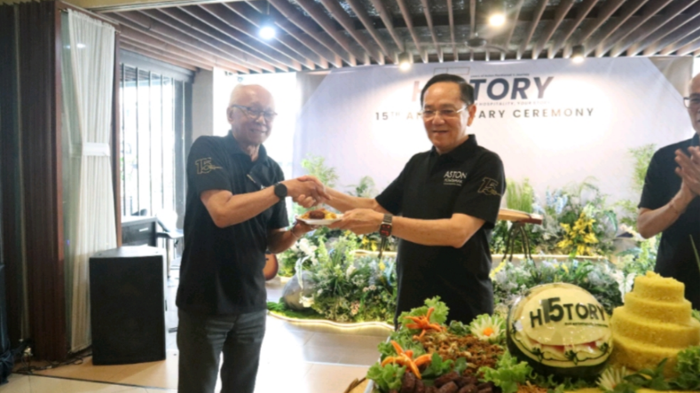 General Manager Aston Pontianak, Anto W. Soemartono, bersama jajaran direksi dan manajemen saat acara puncak perayaan 15 tahun Aston Pontianak yang mengusung tema "H15TORY". (Dok. HO/Faktakalbar.id)