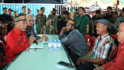 Wakil Gubernur Kalbar, Krisantus Kurniawan, berbicara di hadapan massa aksi driver ekspedisi yang memprotes kelangkaan solar. (Dok. Faktakalbar.id)