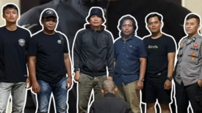 Tersangka penggelapan sepeda motor, MS (25), digiring petugas kepolisian dari Polsek Pontianak Selatan setelah ditangkap di Kampung Beting karena melarikan motor milik temannya. (Dok. Polresta Pontianak)