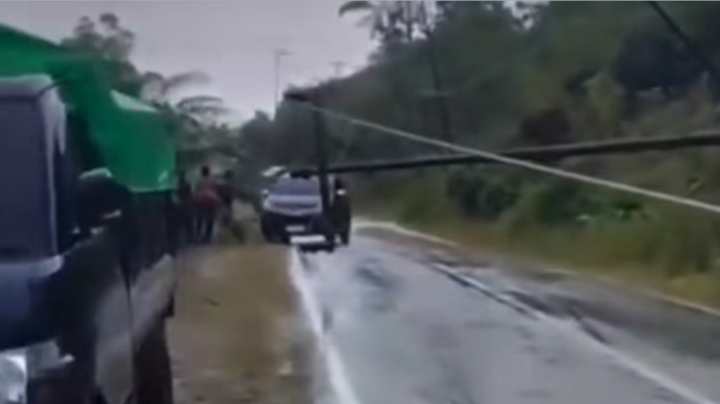 Sebuah tiang listrik tumbang melintang di tengah jalan di Nanga Suri, Kecamatan Nanga Mahap. (Dok. Ist)